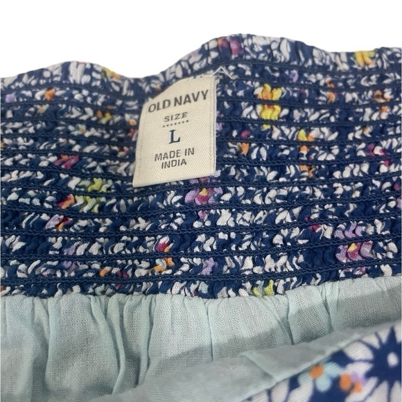 Old Navy cotton floral skirt. Elastic waist band in the back and lined. So cute! - Picture 2 of 3